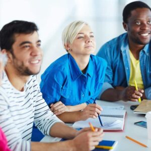 Un coach formateur est une personne qui sait à la fois agir sur le transfert de compétences, ce qu’il fait en tant que formateur